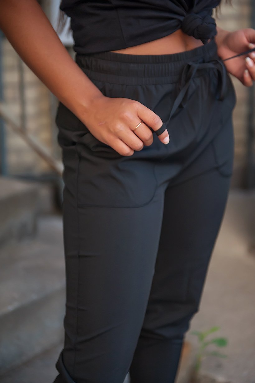 DT UPTOWN Lightweight Joggers in Black